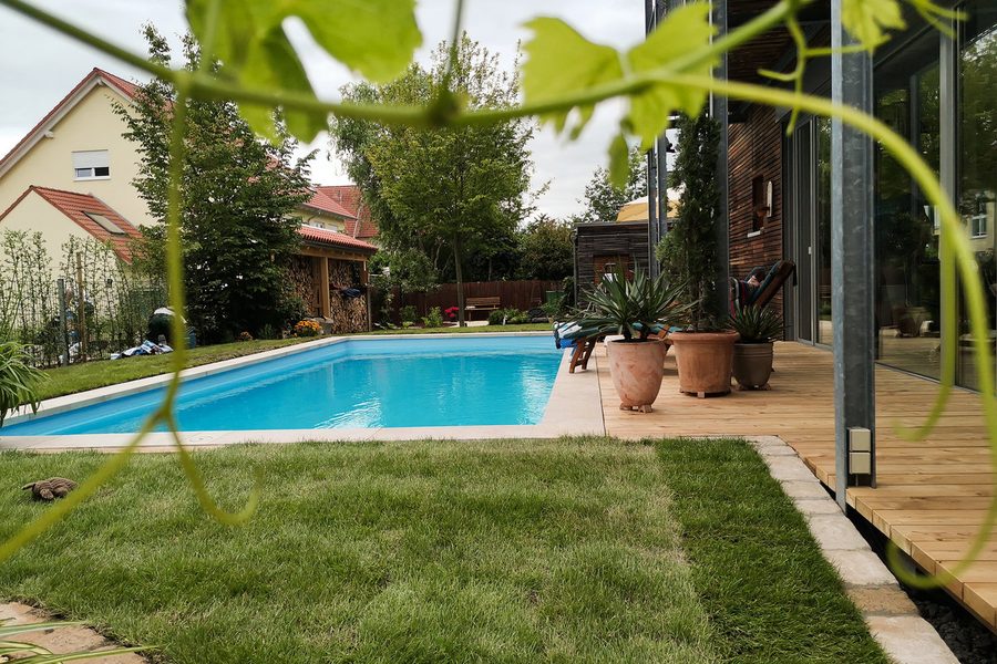 Gartenanlage in Obernau mit Pool, Rasenfläche und Terrasse am Haus