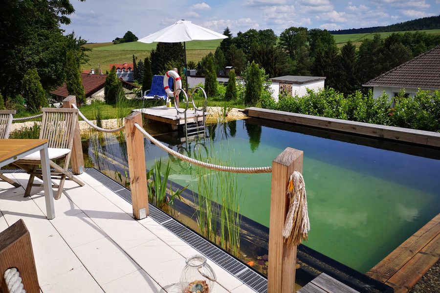 Schwimmteich in Langenbrombach mit Holzdeck, Seilgeländer und Uferbepflanzung